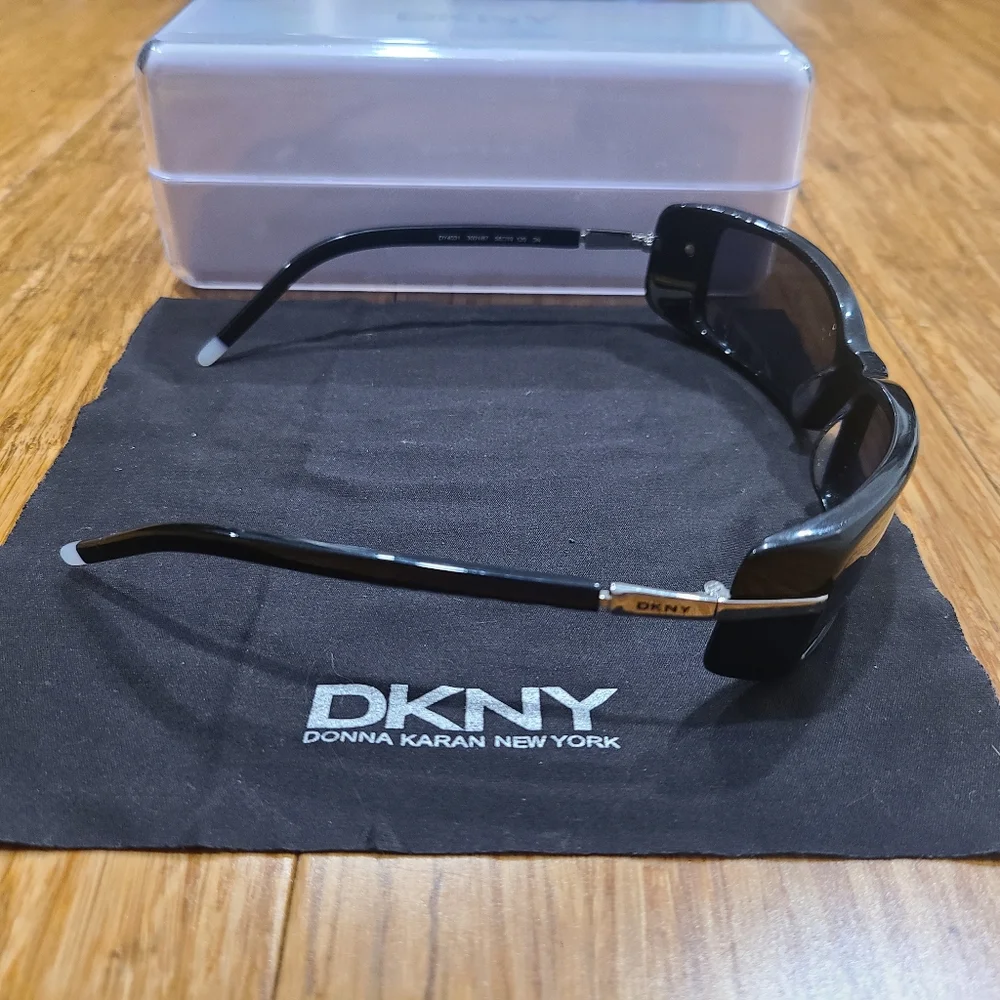 🕶 DKNY Designer Women's Black Sunglasses with Hard Case & Cleaning Cloth